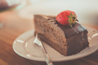 Przepisy na ciasta z truskawkami – najlepsze propozycje na lato